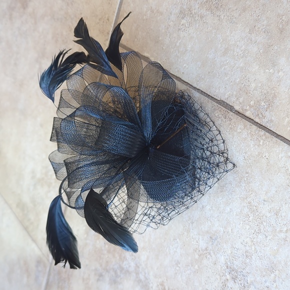 Black fascinator headpiece with veiled face - Picture 1 of 7